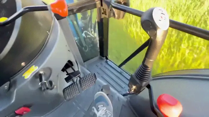 Solis 50 4WD за работой со смещенной цеповой косилкой Winton